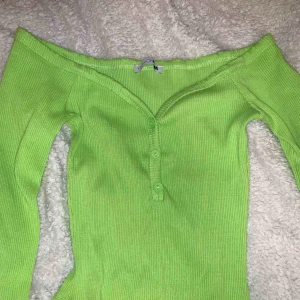  - Offshoulder från fashion Nova, använd nån gång & tvättad, storlek S men lite liten, passar XS / S då den har stretch 
