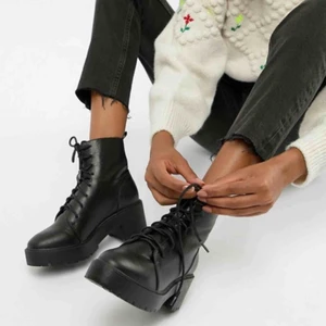  - Jättesnygga kängor från asos! Jag har bytt smörerna nyligen. De har ett litet hål i men inget man märker. Priset kan diskuteras.  