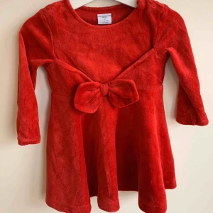  - Nyskick P.op klänning i sammet. Använd en gång. Säljer med fina strumpor som är helt nya i strl 6-12 mån.