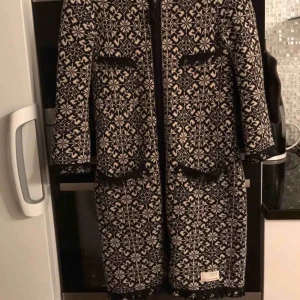  - Unik Odd Molly kofta. Passar speciellt de som har 34 och 36. Kvitto finns! Köpt för 1200 kr