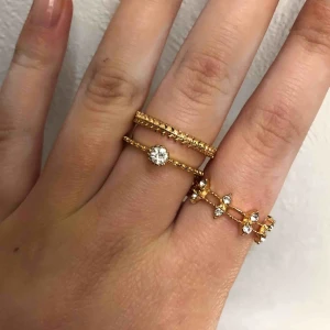  - Alla ringar för endast 89kr!!! Frakt tillkommer på 9kr, priset kan diskuteras vid snabb affär. Tror det är storlek 18 men är ej säker. Helt oanvända snygga guld ringar😍