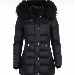  - Hej jag söker en rock and blue jacka storlek 32 men 34 funkar oxå det ska vara svart och äkta päls:) Den ska även vara lång så den precis täcker rumpan! Priset kan diskuteras! 