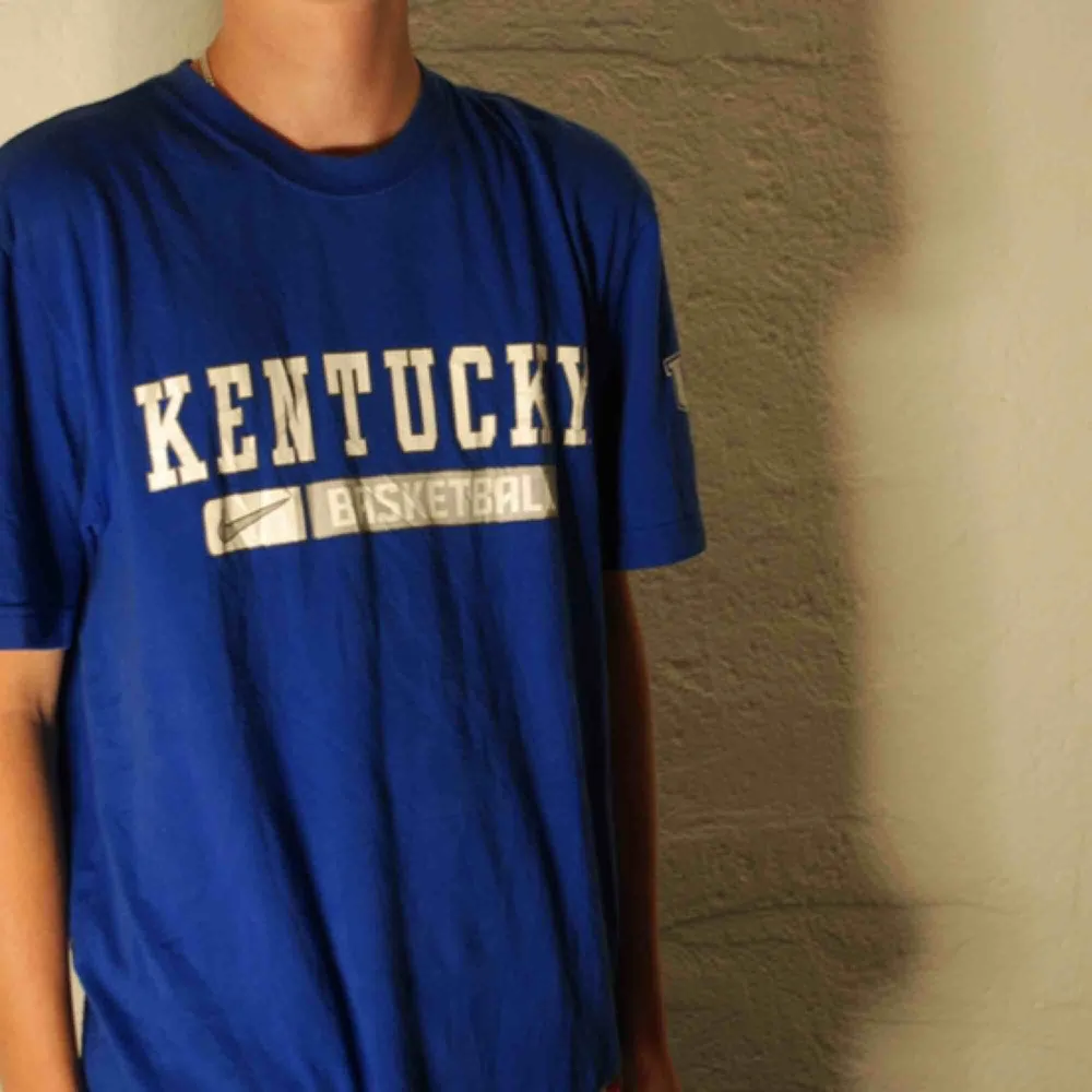 En ytterat fin t-shirt från Nike/Kentucky basketball i väldigt bra kvalité.. T-shirts.