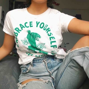  - Snygg t-shirt ifrån ginatricot. Knappt använd.