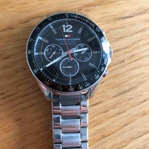  - Tommy hilfiger klocka som är i bra skicka förutom några repor i glaset (se bild 2)  Nypris: 1900