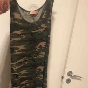 Klänning med slits - Snygg lång klänning med slits på sidorna. Strl L, tror den passar M också! Säljaren står för frakt! 