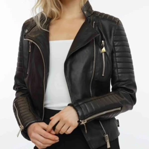  - Jättesnygg skinnjacka från Chiquelle. Aldrig använd, är i toppskick/orginalskick. Kan mötas upp i Stockholm City eller skicka med Postnord. Swish-betalning. 