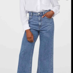  - Superfina ”wide jeans” från Lindex. Använda fåtal gånger, jättefint skick! Frakt tillkommer (Nypris 399kr)☺️❤️