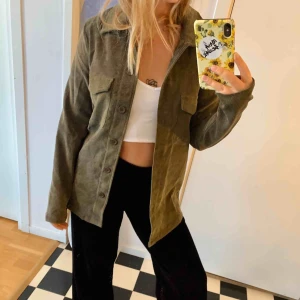  - Supersnygg militärgrön skjorta från boohoo, säljes pga att den är för liten, aldrig använd, prislapp sitter fortfarande kvar, frakt ingår!!:)