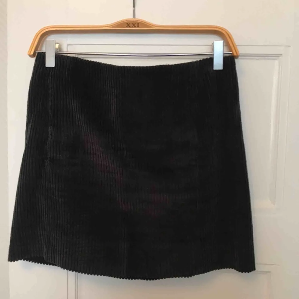 Grå corduroy kjol från COS! Köpt för cirka 600 kr och är i nyskick. Storlek 34 men passar även 36. Köparen står för frakten🌞. Kjolar.