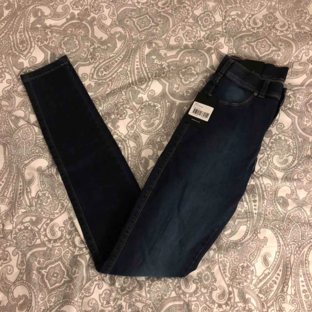 Helt nya jeans från Dr. Denim. Endast provade, alla lappar kvar.  Storlek S  Modell plenty (högmidjade)   Priset kan diskuteras så lägg gärna ditt eget bud.   Kan mötas upp i Fjärås, Kungsbacka eller Skene. Kan också skickas mot fraktkostnad. . Jeans & Byxor.