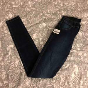 Helt nya jeans från Dr. Denim. Endast provade, alla lappar kvar.  Storlek S  Modell plenty (högmidjade)   Priset kan diskuteras så lägg gärna ditt eget bud.   Kan mötas upp i Fjärås, Kungsbacka eller Skene. Kan också skickas mot fraktkostnad. 