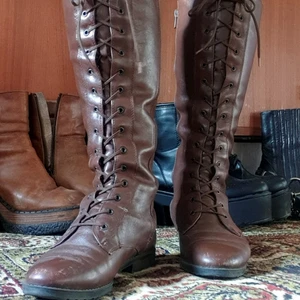  - Ett par fodrade vintage stövlar med snörning och dragkedja. Märkt "Broadway Made in Finland".  Passar mig som har storlek 39. Perfekt nu i vinter, då dem är varma, bekväma och jävligt snygga!! Dem är i bra skick! ⚡🦅    Innermått: ca 25,6 cm (svårt att mäta) Omkrets: 38 cm (man kan knyta åt hårdare eller lösare) Skaft höjd: 37,5 cm   350:-plus frakt 63:- (spårbart)