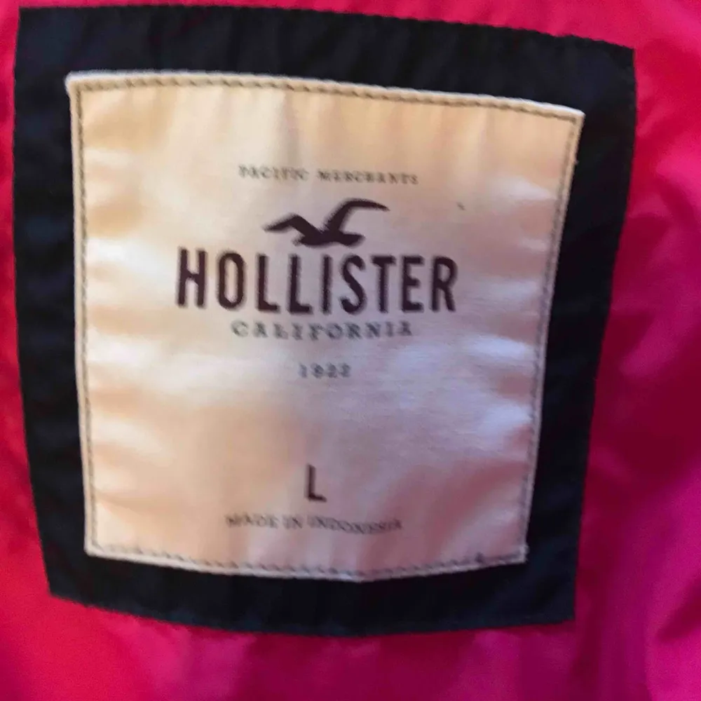 Varm jacka från hollister. Köpt för ca 1000.  Det står storlek L i jackan men skulle säga att den passar S/M mer. sparsamt använd, köparen står för frakt, kan eventuellt mötas upp i katrineholm/Nyköping 🥰. Jackor.