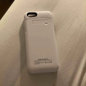  - Powerbank som används som skal. Laddas med vanlig iphonesladd och finns hål till auxsladd. Använd ca 5 gånger, sälja pga bytt telefon. Passar till iPhone 6/7/8.   Köparen står för frakten. 