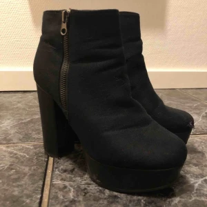  - Använt få tal gånger, ramlade på fyllan och det är därför ena har en liten rep. Men det är inget man märker av.