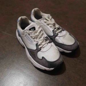 Adidas Falcon Lila/vita - Adidas Falcon Lila/ vita storlek 38