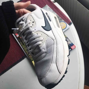  - Fina Nike Air Max 90. Använda men i fint skick. De är något skitiga som även syns på bilden men tvättar dem innan jag skickar (ev möts upp) dem. Svart sula och svart logga. Köpta för 1400 så säljer för halva priset. 