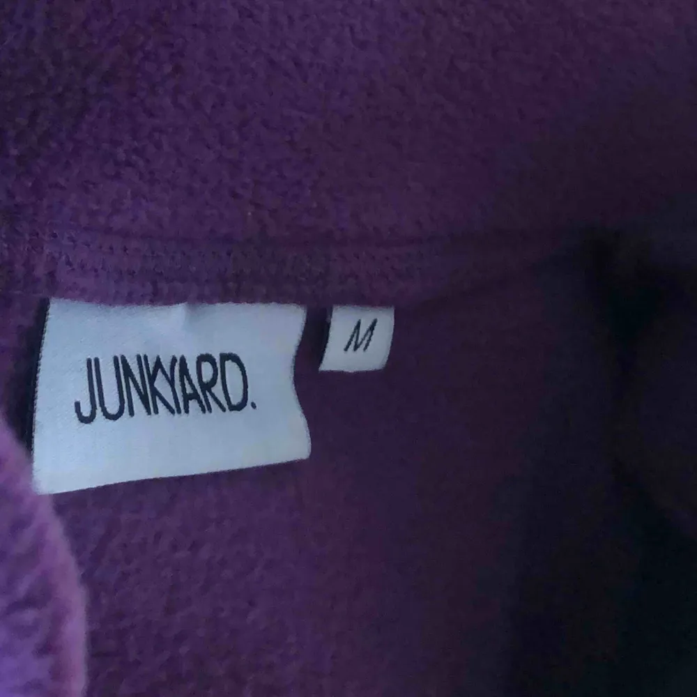 Fleece tröja från Junkyard i helt nytt skick!💗💖💕. Tröjor & Koftor.