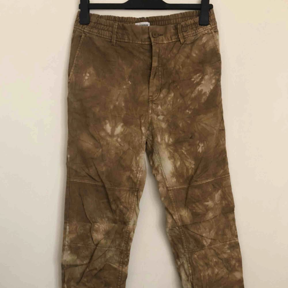 Kamouflagebyxor från weekday. Varsamt använda, fint skick! Ordinarepris typ 500kr tror jag! Storlek 46 (s herrstorlek). Jeans & Byxor.