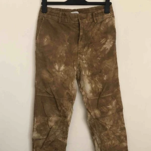  - Kamouflagebyxor från weekday. Varsamt använda, fint skick! Ordinarepris typ 500kr tror jag! Storlek 46 (s herrstorlek)