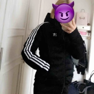  - Säljer min Adidas vinterjacka då jag köpt en ny och denna bara ligger och skräpar. Använd en höst/vinter. XS/S