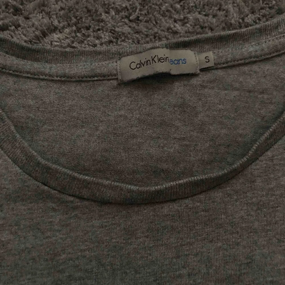 Grå Calvin Klein t-shirt säljs billigt!💙 (Använd 1 gång) Köparen står för frakten🌸. T-shirts.