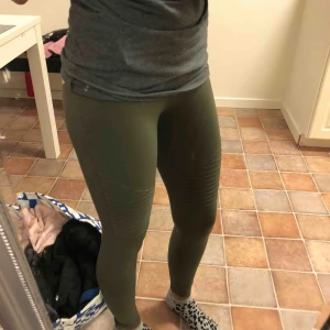  - Oanvända leggings i ”bikermodell”. Storlek xs 