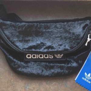 En fannypack/magväska från Adidas. Helt ny med tags! Finnes på Södermalm, Stockholm. Kan postas men då står Du för frakten, (42kr). Mvh Marija 