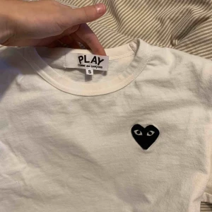  - Säljer min fina cdg tröja som är lite liten på mig. Står storlek S men är liten i storleken så skulle säga XS/XXS. Säljer för 400kr och bjuder på frakt vid snabb affär 🙈🥀🥰