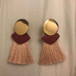  - Ett par as balla örhängen köpta på Gina Tricot ett tag sen. Aldrig kommit till användning vilket också innebär perfekt skick😁 Frakt: 18kr