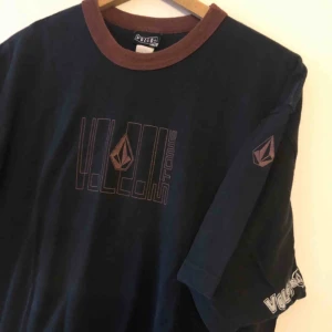  - Äldre T-shirt från Volcom . Snyggt urtvättad. Kan hämtas i Uppsala eller skickas mot fraktkostnad 