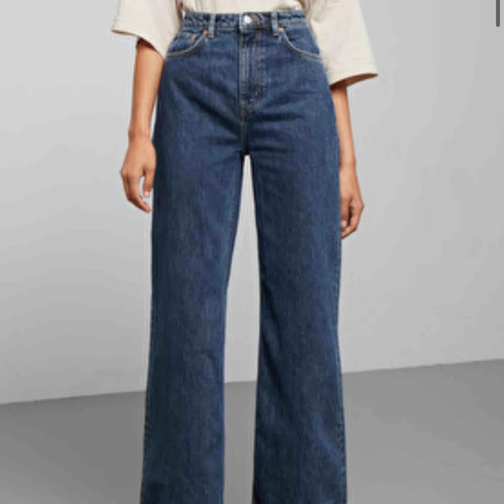 Skiit snygga jeans i modellen ACE från Weekday! Säljer för jag inte har fått någon användning av dom! Bara andvända 2 gr! Så dom är som helt nya!😍😍köptes för 500 kr. Jeans & Byxor.