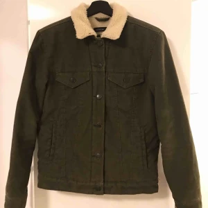  - Manchesterjacka från Glassons. Fodrad inuti. Har en likadan i annan färg så denna har knappt kommit till användning. Köparen står för frakten 