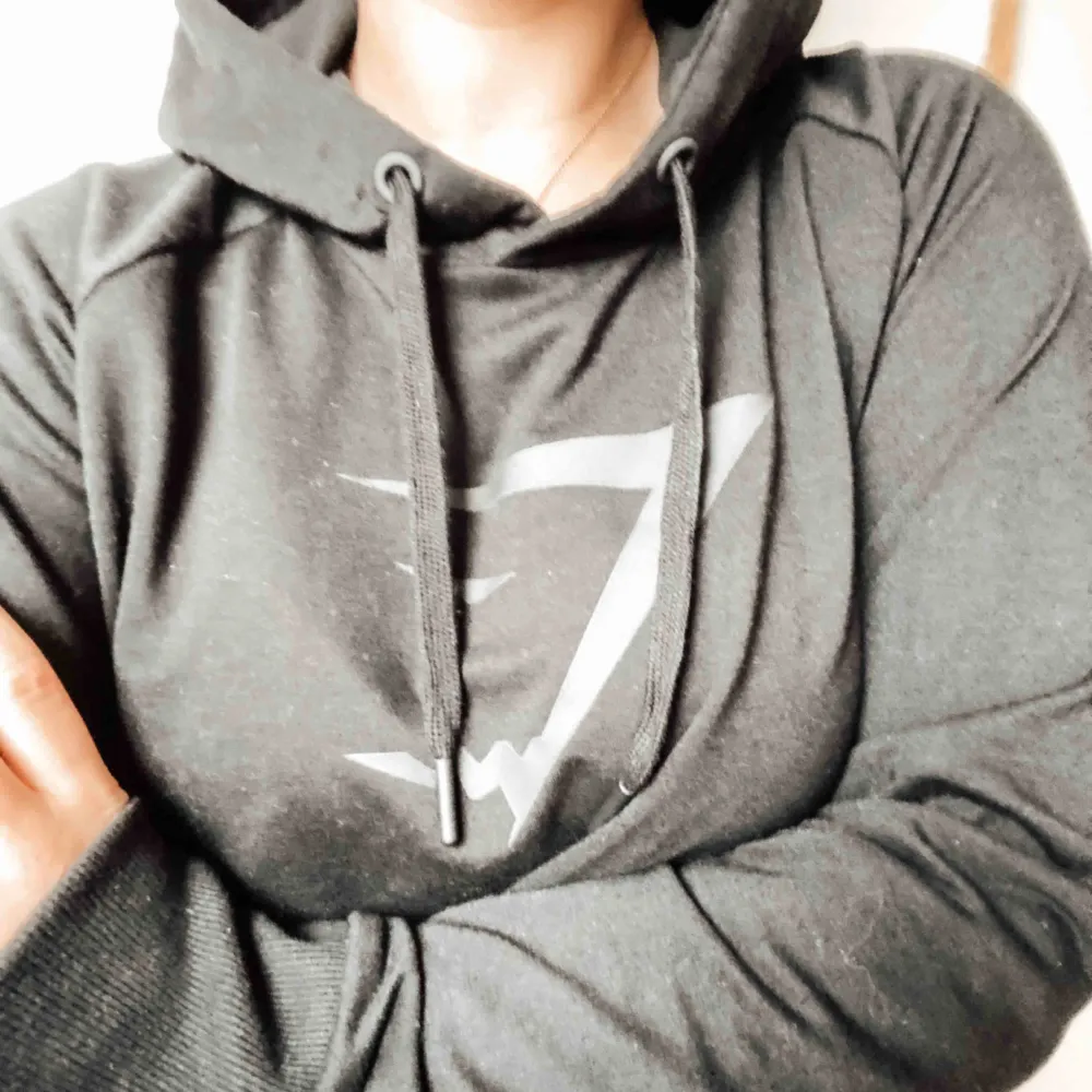 denna skitsnygga croppade tröja från gymshark säljer jag nästan helt ny. Frakt ingår. Storlek M. Hoodies.