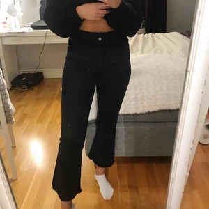  - Svarta jeans som slutar vid anklarna från mango. Köparen står för frakt!