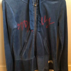  - En fin tröja mjuk och skön i plyschtyg. 