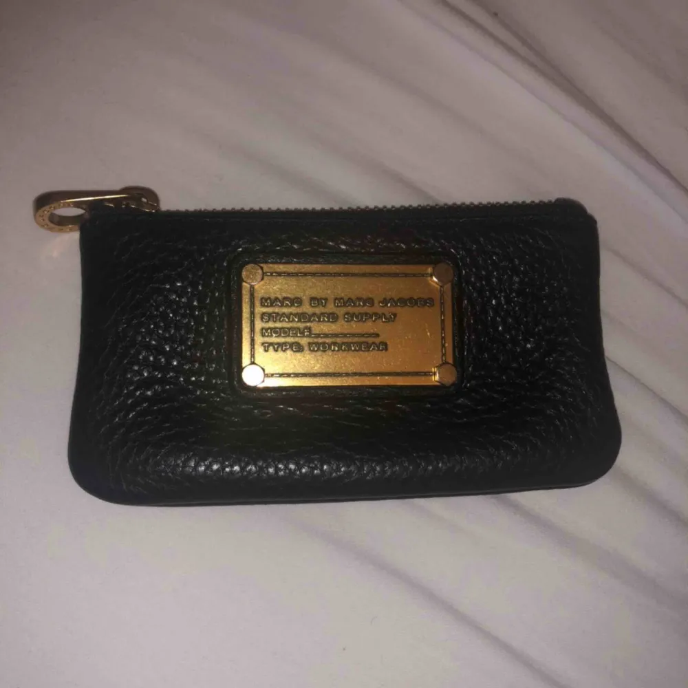 Gör en liten intressekoll på min älskade Marc Jacobs key pouch. Knappt använd så den är i perfekt skick och självklart äkta!💞 köpt för ungefär 1200 så buda med priser ni tycker är rimliga! Start bud: 200kr   Frakt: 18kr. Väskor.