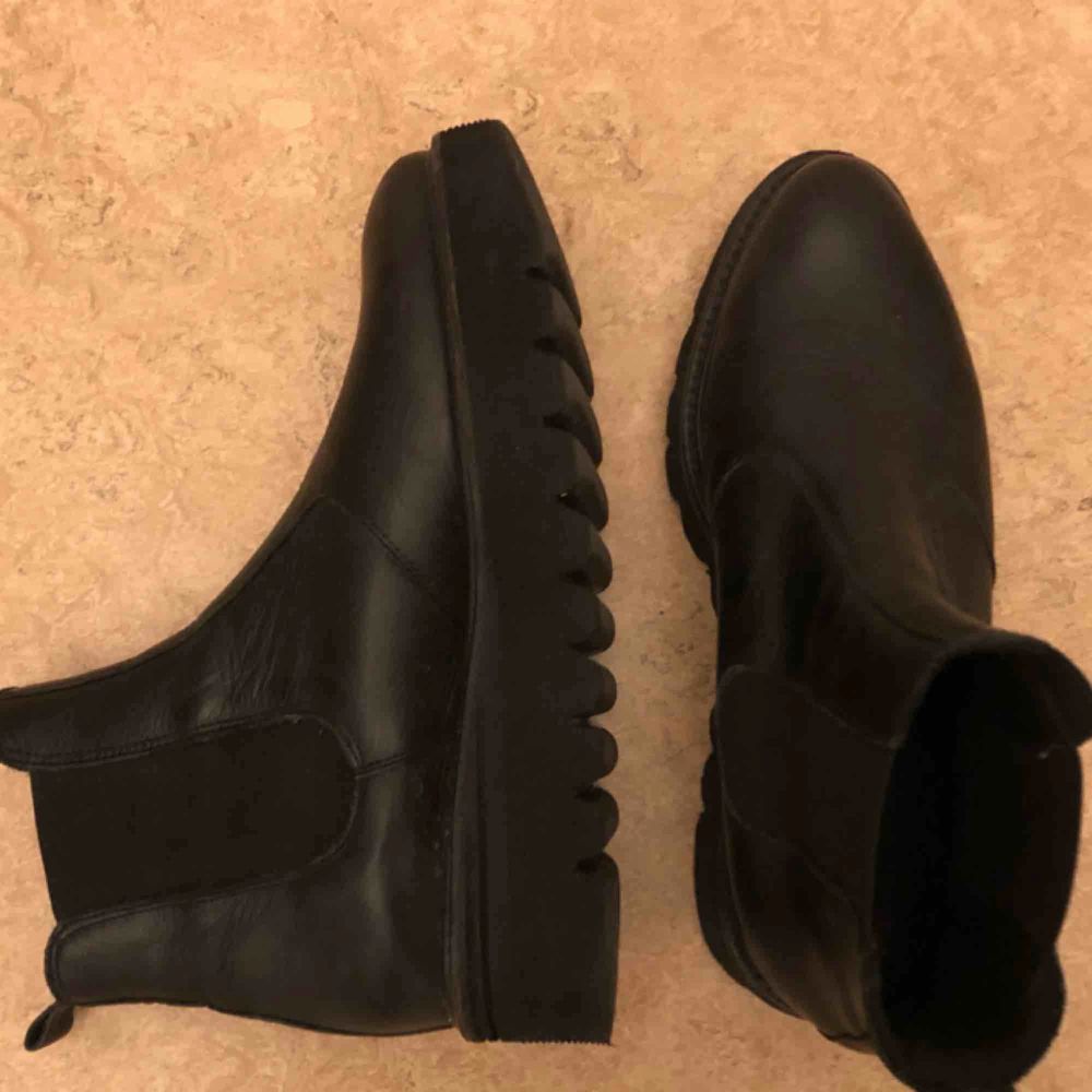 Svarta läder-boots med platå från J-shoes. Välbevarade och snygga!  Hämtas eller skickad mot frakt. . Skor.