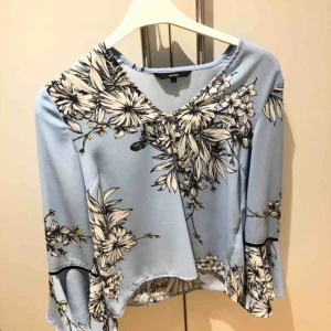  - Fin blus med mönster från veromoda. Mer bilder kan skickas vid intresse 