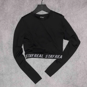  - Svart sportig crop top + vardags. Liten i storleken.