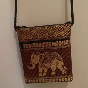  - Cool liten väska med en elefant på. Finns att hämta i Norrköping. Vet inte frakten just nu men kan ta reda på det om någon är intresserad. Frakten ingår inte.