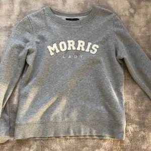 En sweatshirts från MORRIS LADY som är i väldigt fint skick. Storlek Xs men den passar även S,M. Nyttorna: 1000kr (den är knappt använd)