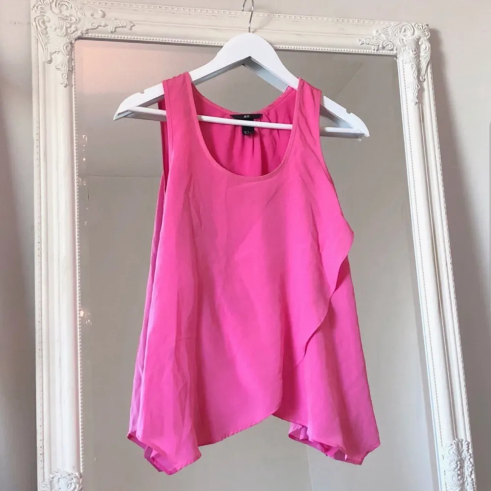 Färg: Cerise/rosa.  Strl: 34.   Fint linne från H&M. Omlott framtill, fin detalj och fint fall på linnet. Använd vid 3 tillfällen, dvs bra skick.  Kommer ej till användning och stor garderobsrensning pågår! Pris: 100 inkl frakt.. Toppar.