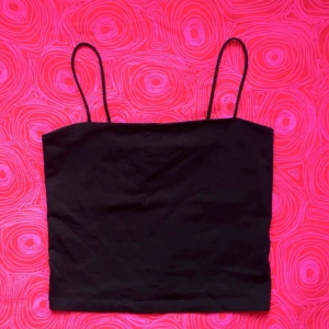  - ☀️ Svart linne med smala axelband ☀️ Storlek: L, men jag skulle säga att den känns mer som en M. Frakt är inkluderat i priset! Skriv gärna om du har några frågor! 💕