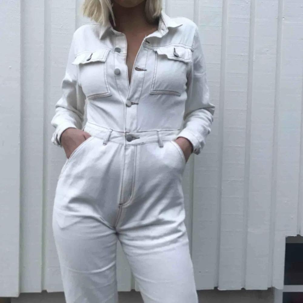 Vit jumpsuit i jeanstyg från boohoo!!. Jeans & Byxor.