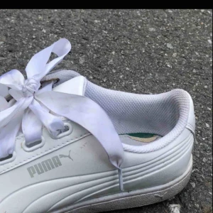  - Vita puma baskets med silkessnören