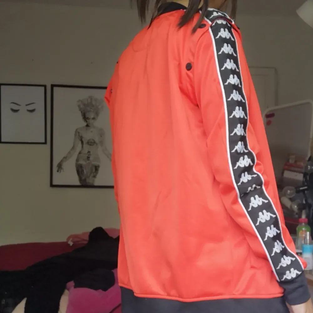 Snygg kappa jacka/tracksuit överdel i nyskick knappt använd behöver ett nytt hem! . Övrigt.