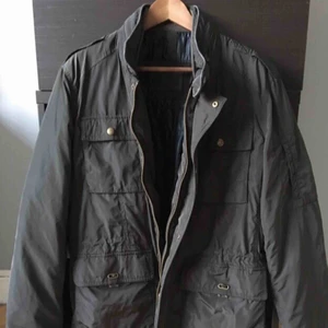  - Säljer en snygg grön Massimo Dutti  jacka i strl L men är mer som en M 50 färgen är mörkgrön skickas smidigast för 63kr spårbart paket 