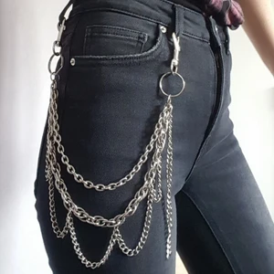  - Silvrig byxkedja. Går väl att använda som halsband med om man skulle vilja det. Fraktkostnad blir 18kr.